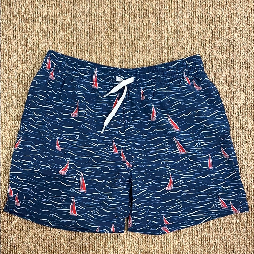 Chubbies Navy and Red Sailboat Swimtrunks size Medium